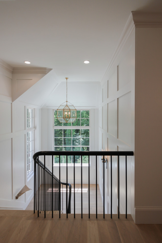 Источник вдохновения для домашнего уюта: большая п-образная лестница в стиле модернизм с деревянными ступенями, крашенными деревянными подступенками, перилами из смешанных материалов и панелями на стенах