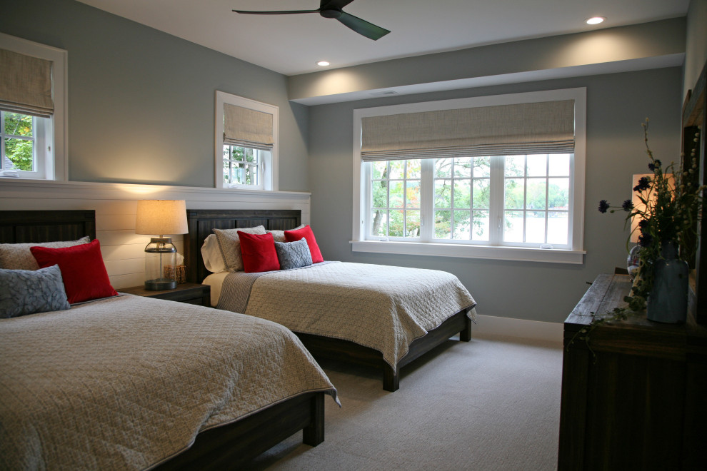 Imagen de habitación de invitados marinera de tamaño medio con paredes beige, moqueta y suelo beige