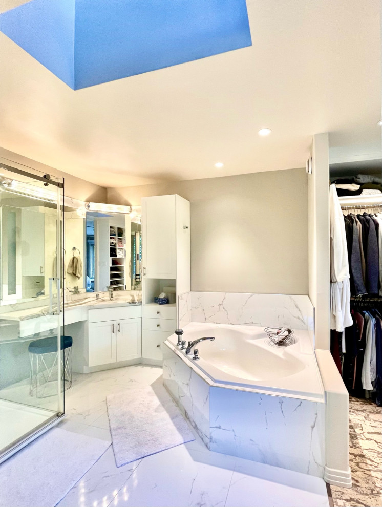 Imagen de armario vestidor unisex contemporáneo grande con armarios estilo shaker, puertas de armario blancas, suelo de corcho y suelo beige