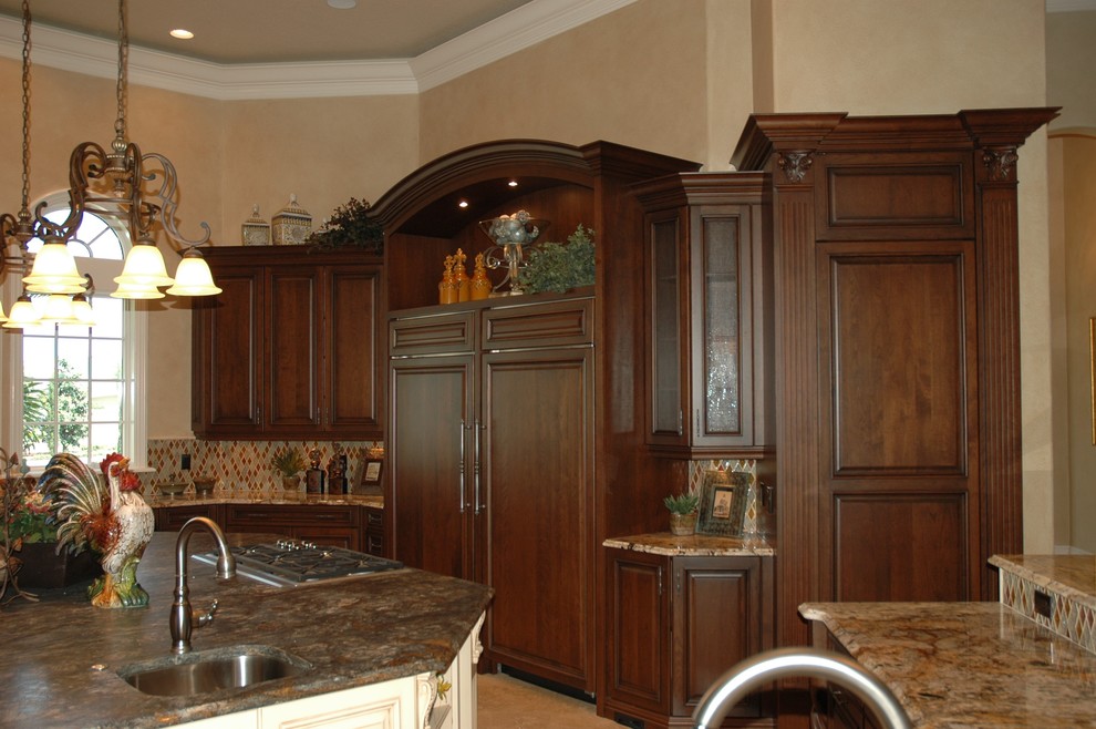Design ideas for a traditional kitchen in Tampa.