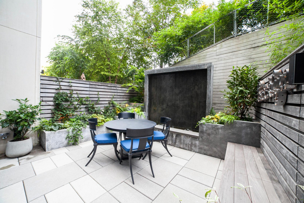 Mittelgroßer, Unbedeckter Moderner Patio hinter dem Haus in New York