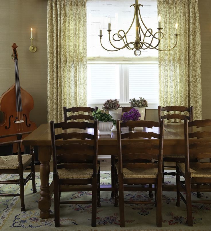 Dining room - transitional dining room idea in Chicago