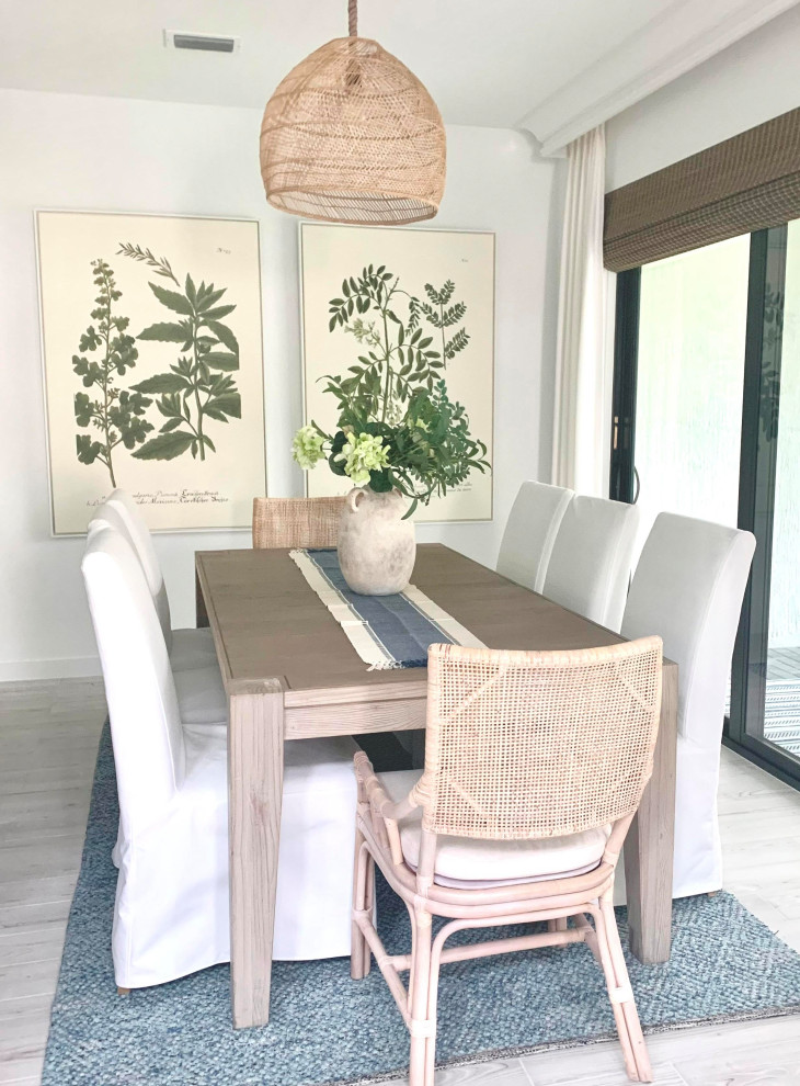 Ispirazione per una piccola sala da pranzo aperta verso il soggiorno stile marinaro con pareti bianche, pavimento con piastrelle in ceramica e pavimento grigio
