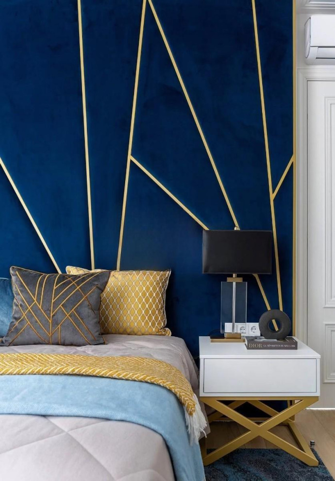 Großes Modernes Hauptschlafzimmer mit blauer Wandfarbe, Porzellan-Bodenfliesen, beigem Boden, eingelassener Decke und vertäfelten Wänden in Sonstige