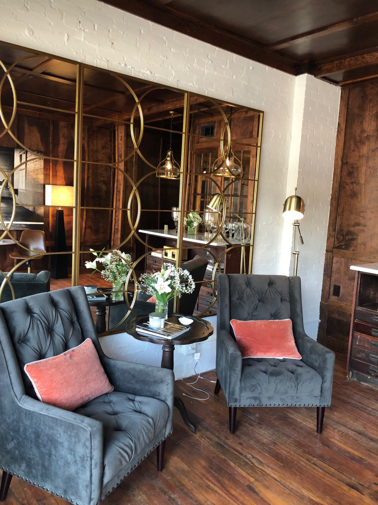 На фото: большая открытая гостиная комната в стиле лофт с домашним баром, коричневыми стенами, темным паркетным полом, коричневым полом, деревянным потолком и кирпичными стенами без камина