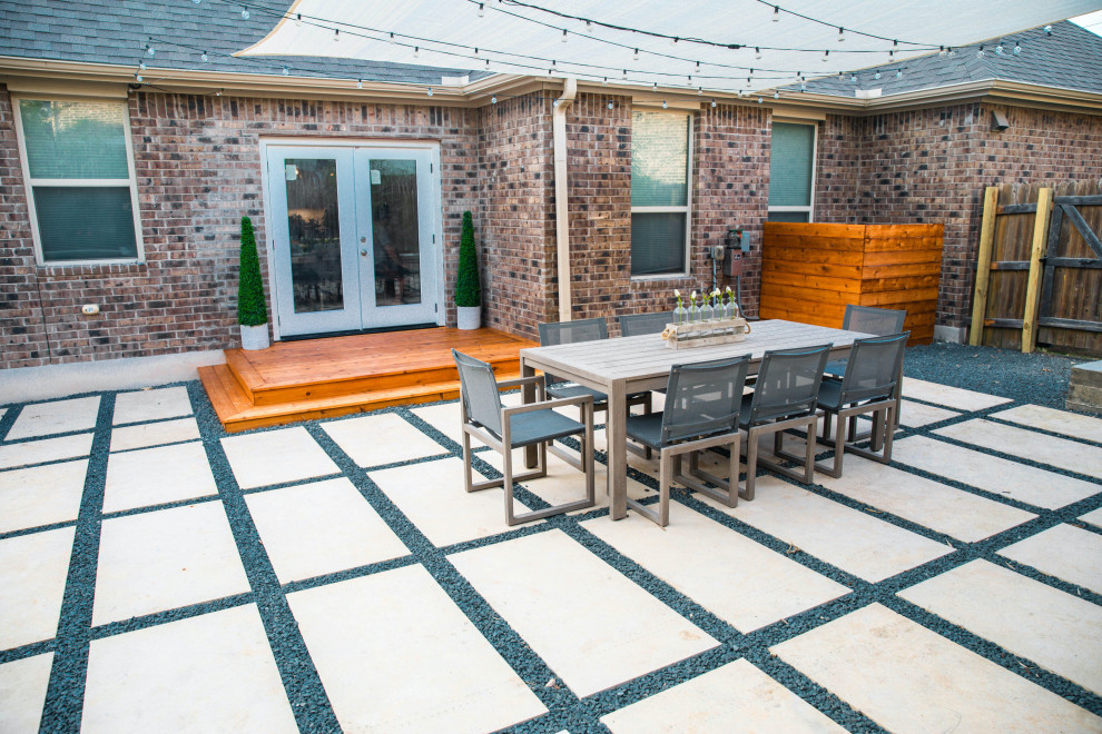Aménagement d'une terrasse arrière contemporaine de taille moyenne avec des pavés en béton.