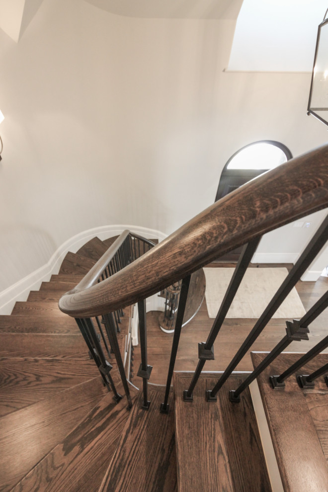Modelo de escalera suspendida clásica grande con escalones de madera, contrahuellas de madera pintada y barandilla de metal