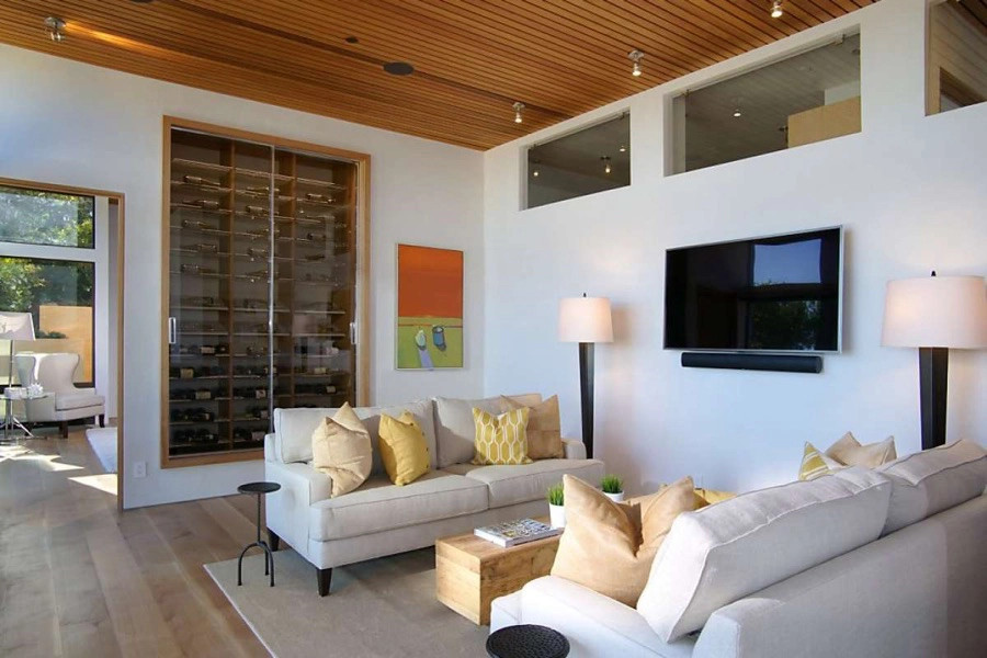 Источник вдохновения для домашнего уюта: открытая гостиная комната в современном стиле с паркетным полом среднего тона и деревянным потолком