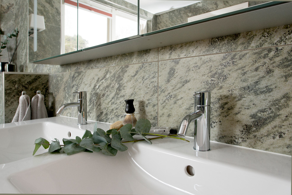 Foto di una stanza da bagno scandinava con piastrelle verdi, piastrelle in ceramica, pavimento con piastrelle in ceramica e pavimento verde