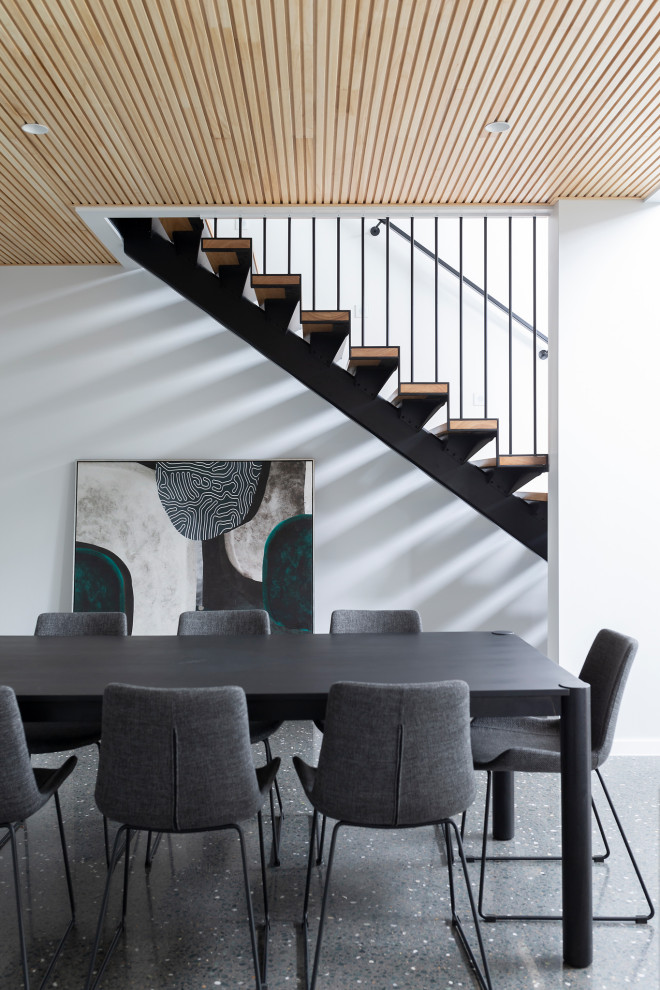 Ispirazione per una sala da pranzo moderna con pavimento in cemento, pavimento grigio, soffitto in perlinato e pareti grigie