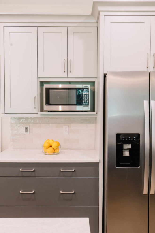 Example of a transitional kitchen design in Jacksonville