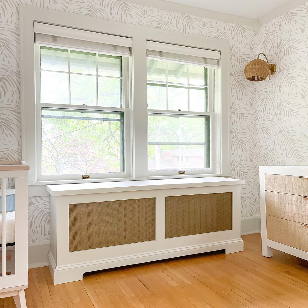 他の地域にある高級な中くらいなトランジショナルスタイルのおしゃれな赤ちゃん部屋 (淡色無垢フローリング、男女兼用、茶色い床、壁紙) の写真
