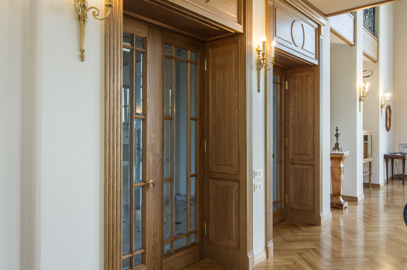 Двери дубовые с элементами резьбы