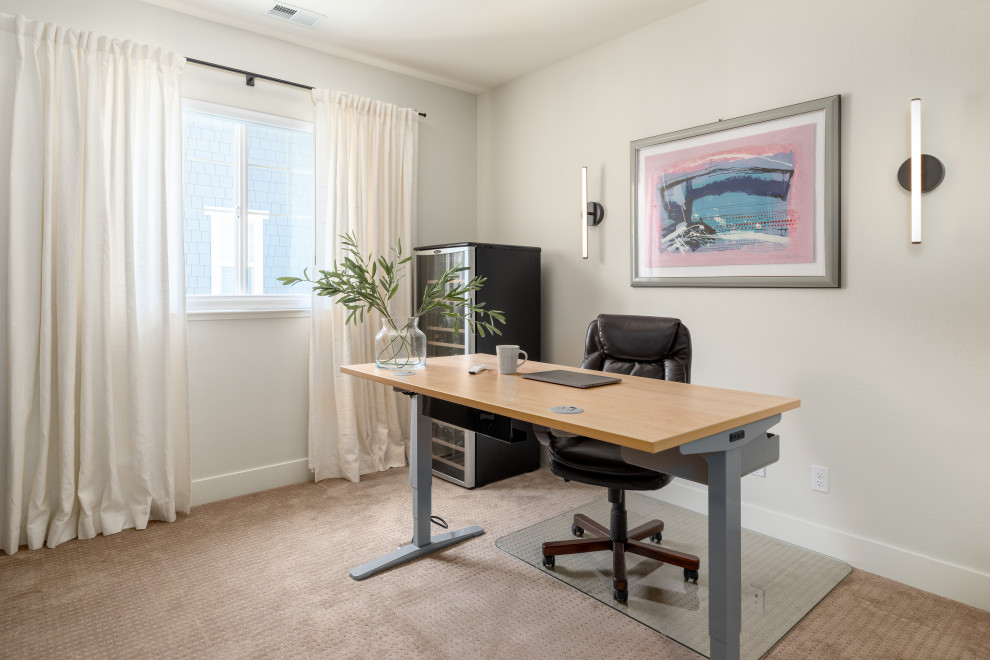 Immagine di un ufficio nordico con pareti bianche e scrivania autoportante