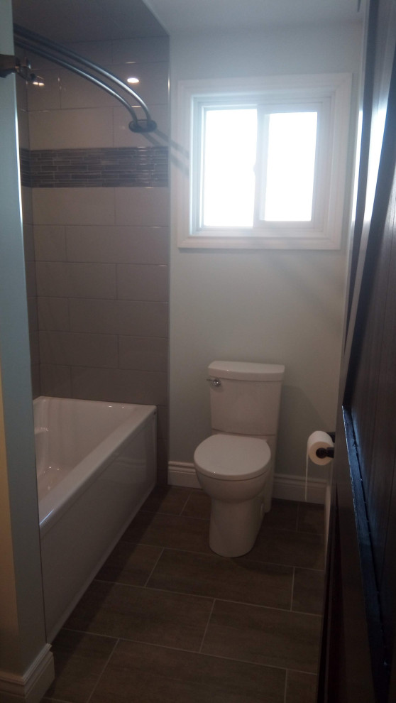 Mountain style bathroom photo in Ottawa
