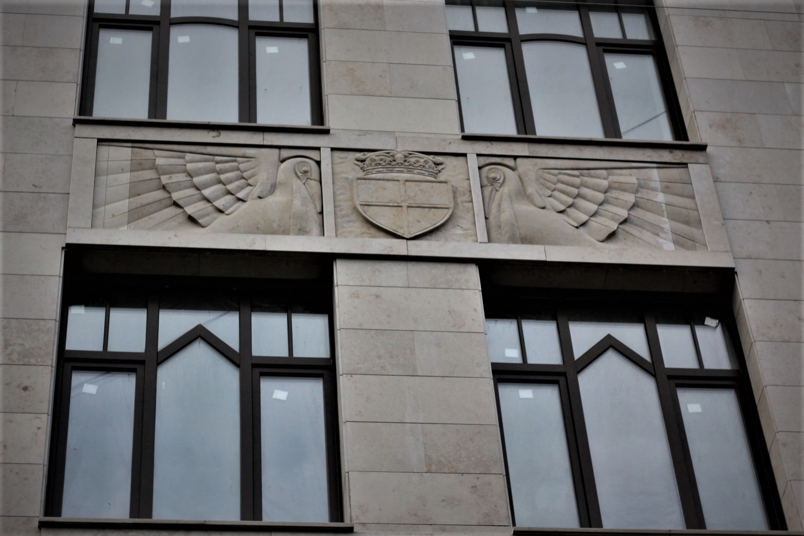 Гранитные совы на здание Финский переулок, дом 4 (Санкт-Петербург)