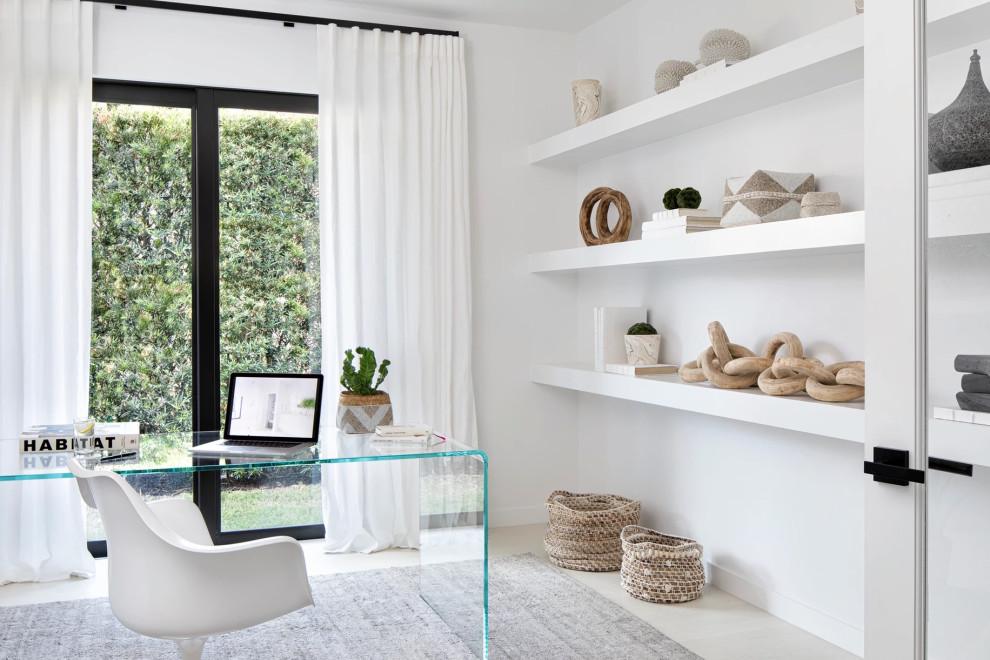Idéer för ett modernt arbetsrum, med vita väggar, ett fristående skrivbord och grått golv