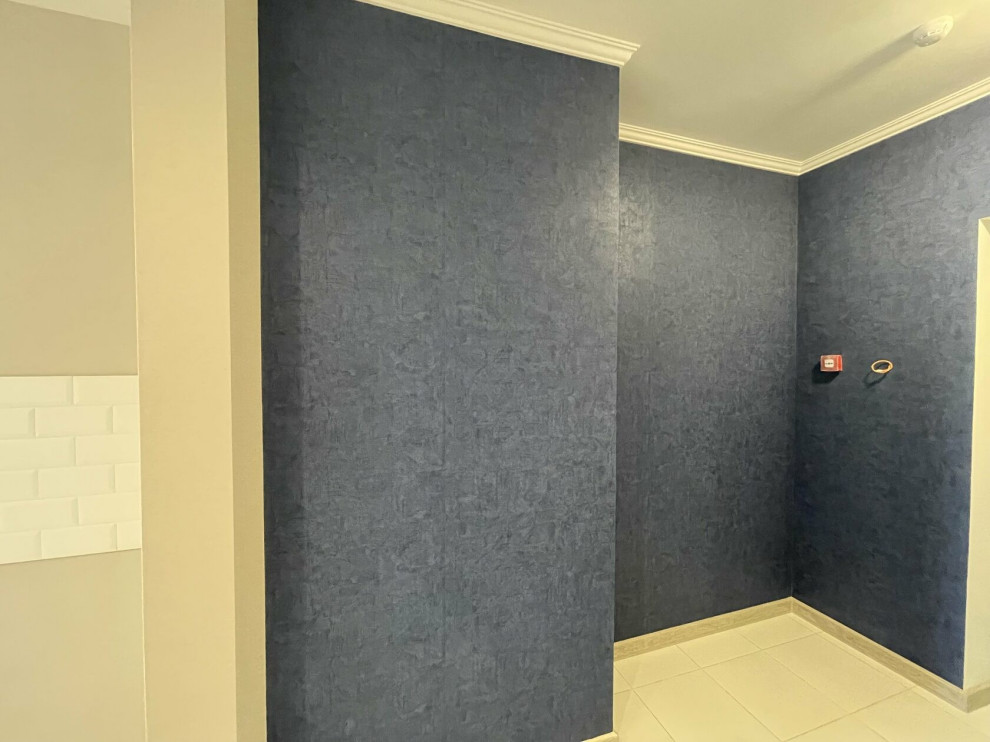Idéer för en liten modern hall, med blå väggar, laminatgolv och grått golv