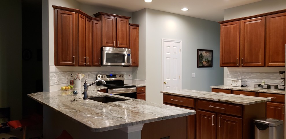 Transitional home design photo in Orlando