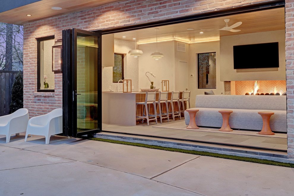 На фото: двор среднего размера на заднем дворе в современном стиле с летней кухней с
