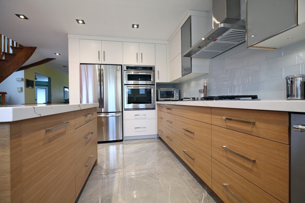 Kitchen - modern kitchen idea in Toronto