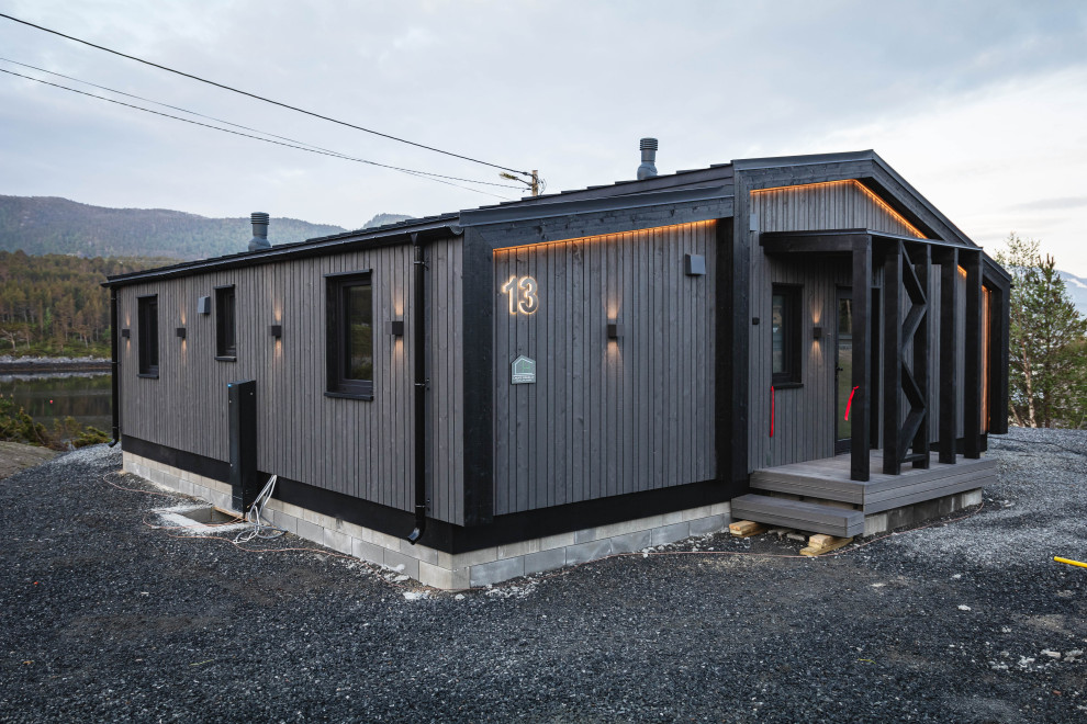Стильный дизайн: одноэтажный, деревянный мини дом среднего размера в скандинавском стиле с односкатной крышей и металлической крышей - последний тренд