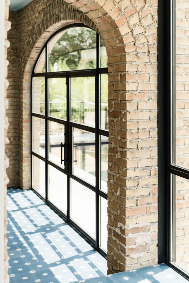 Example of a transitional home design design in Austin