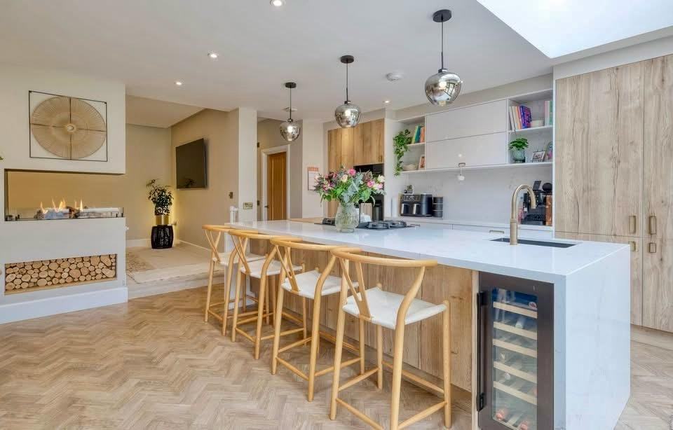 Bespoke Scandinavian Style Kitchen in Gloss Alpine & Halifax Oak