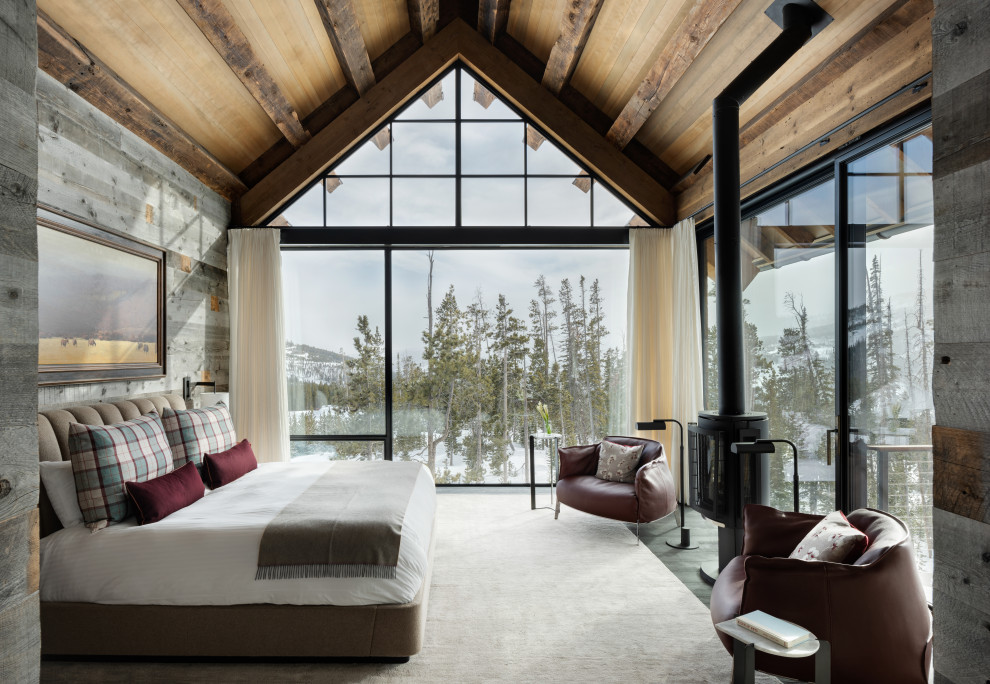 Стильный дизайн: спальня в стиле рустика с серыми стенами, темным паркетным полом, серым полом, балками на потолке, сводчатым потолком, деревянным потолком и деревянными стенами - последний тренд