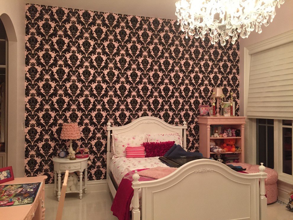 Transitional home design photo in Toronto