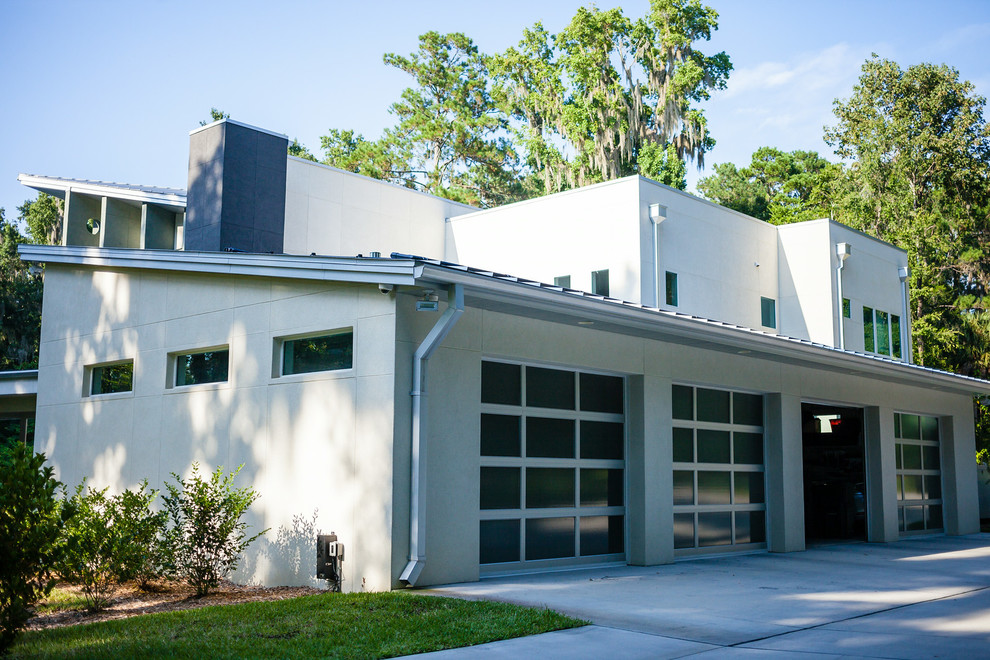 Design ideas for a large modern attached three-car garage in Orlando.
