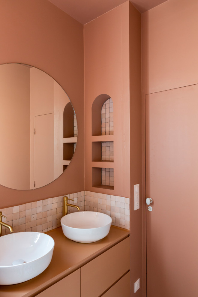 Idées déco pour une petite salle de bain principale contemporaine avec un placard à porte plane, une baignoire indépendante, un carrelage blanc, un mur rose, carreaux de ciment au sol, un lavabo posé, un sol multicolore, du carrelage bicolore, meuble double vasque et meuble-lavabo sur pied.
