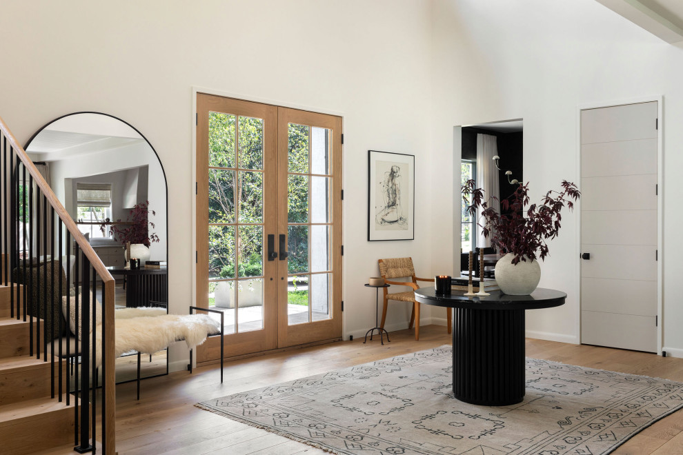 Example of a transitional entryway design in Nashville