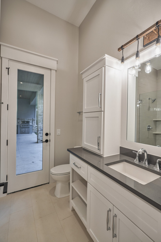Idéer för mellanstora amerikanska svart badrum med dusch, med luckor med infälld panel, vita skåp, en hörndusch, en toalettstol med hel cisternkåpa, beige väggar, klinkergolv i porslin, ett undermonterad handfat, beiget golv och dusch med gångjärnsdörr