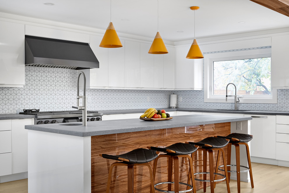 Exempel på ett modernt grå grått kök, med en undermonterad diskho, släta luckor, vita skåp, bänkskiva i kvarts, vitt stänkskydd, stänkskydd i keramik, rostfria vitvaror, ljust trägolv, en köksö och beiget golv