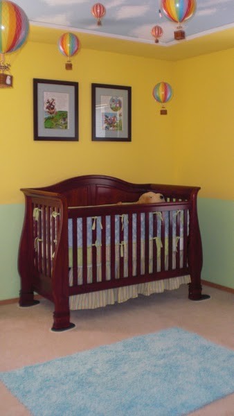 На фото: комната для малыша среднего размера в стиле неоклассика (современная классика) с