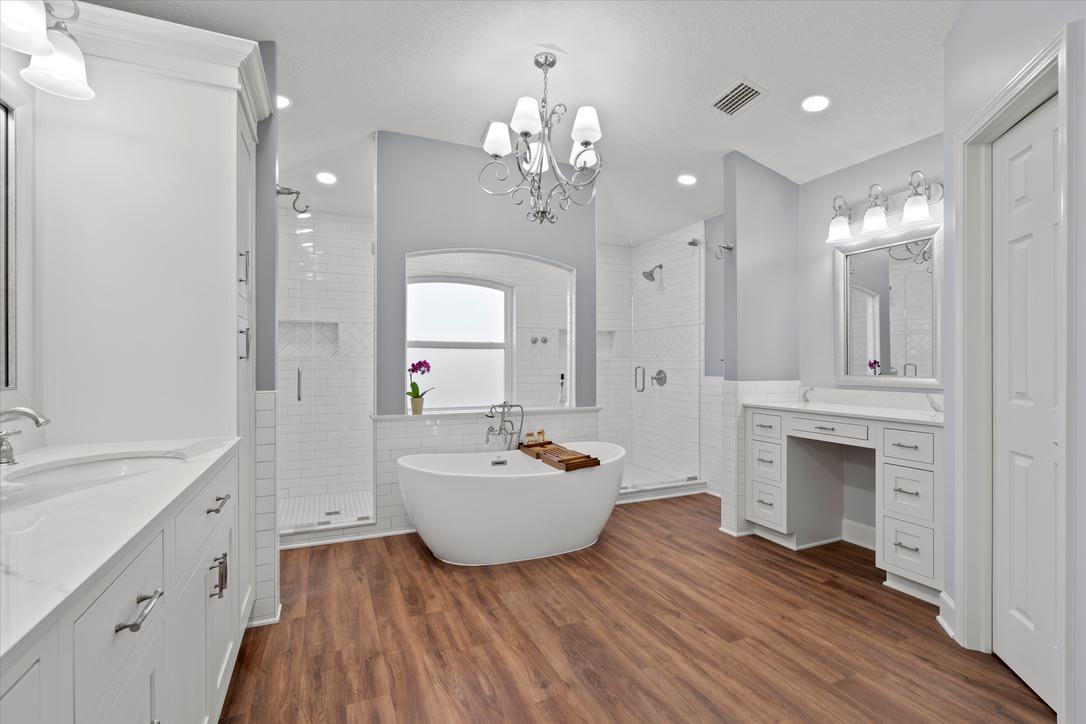 Traditional Master Bathroom & Walk-in Closet