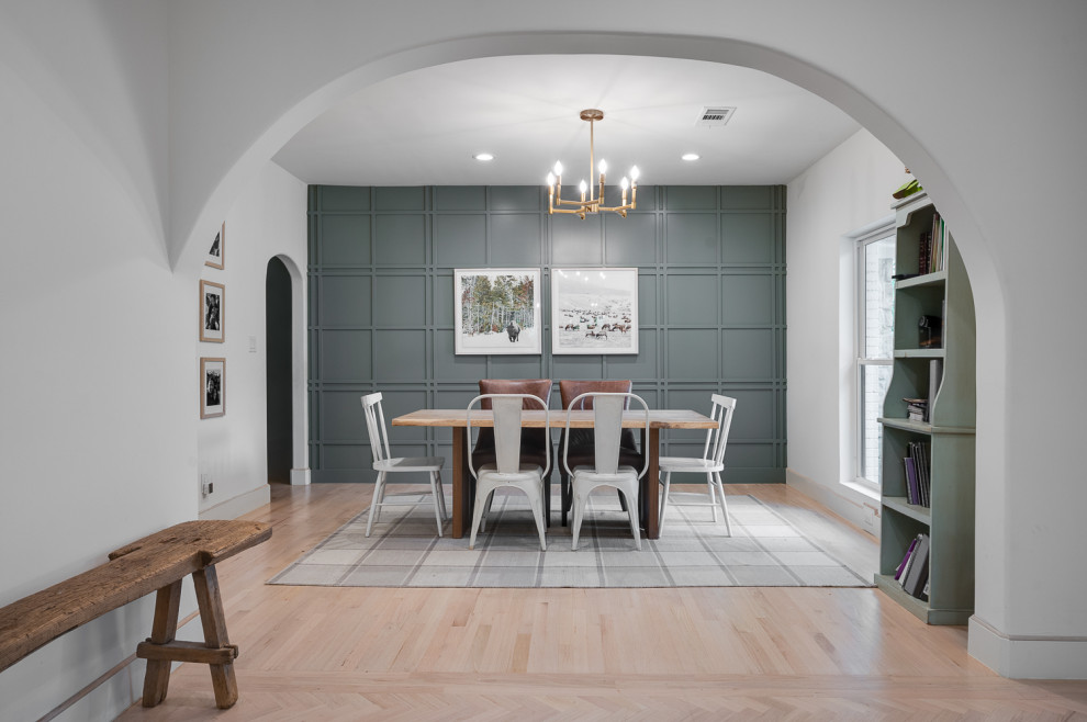 Imagen de comedor clásico renovado de tamaño medio cerrado con paredes blancas, suelo de madera clara y panelado