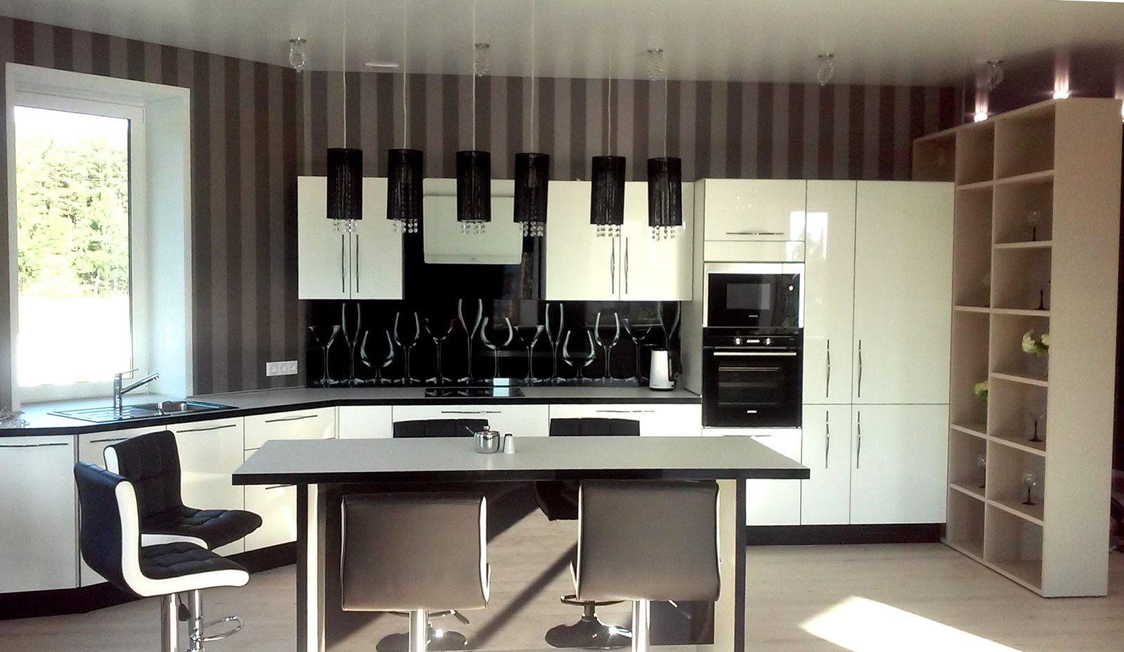 Кухня неправильной формы в частном доме со столовой группой и стеллажом