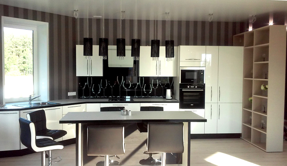 Кухня неправильной формы в частном доме со столовой группой и стеллажом