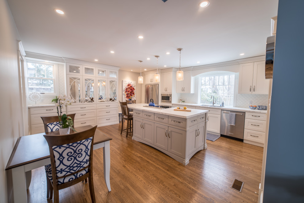 Kitchen - transitional kitchen idea in Toronto