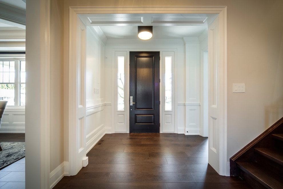 Example of a transitional entryway design in Toronto
