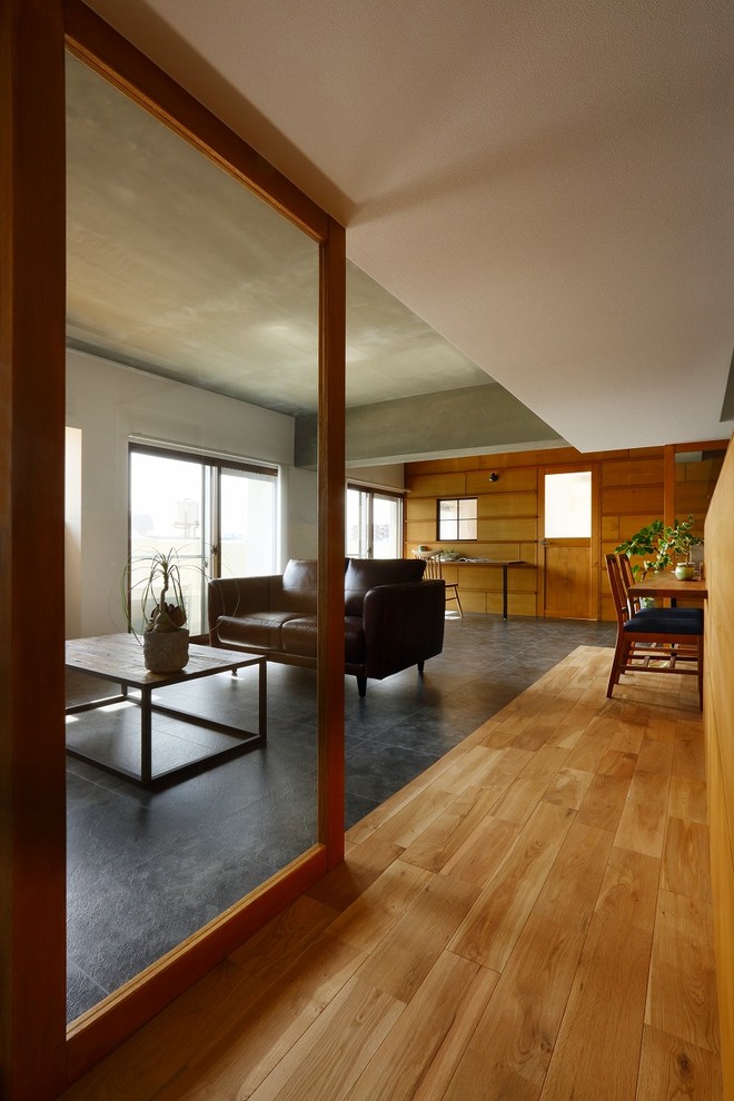 Design ideas for a mid-sized midcentury hallway in Kyoto with white walls, ceramic floors and grey floor.
