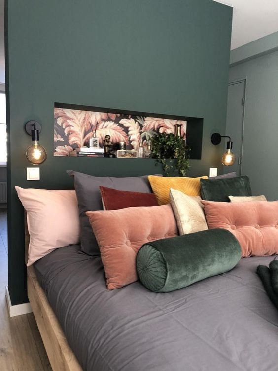 Стильный дизайн: хозяйская спальня среднего размера в стиле ретро с зелеными стенами, паркетным полом среднего тона и многоуровневым потолком - последний тренд