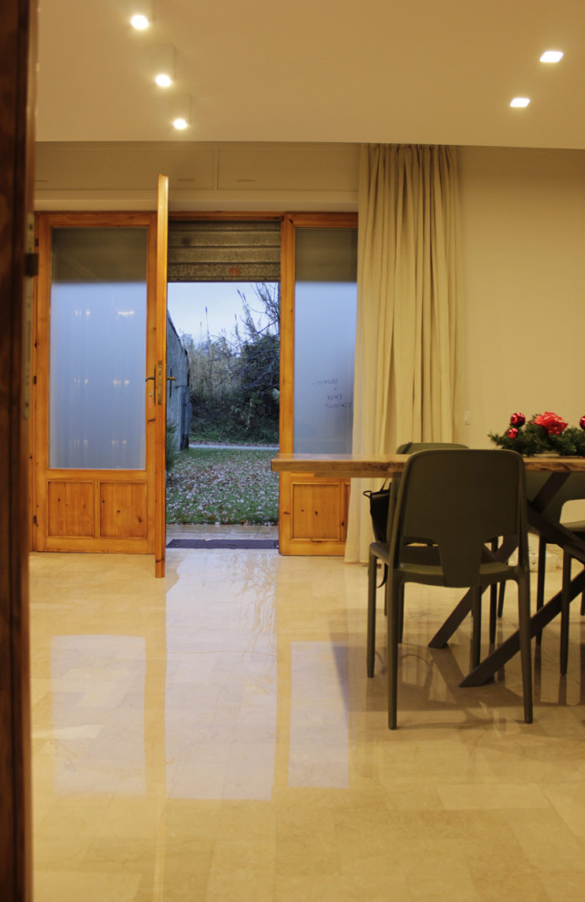 Réalisation d'une petite salle à manger ouverte sur le salon champêtre avec un mur beige, un sol en marbre, un sol beige et du papier peint.