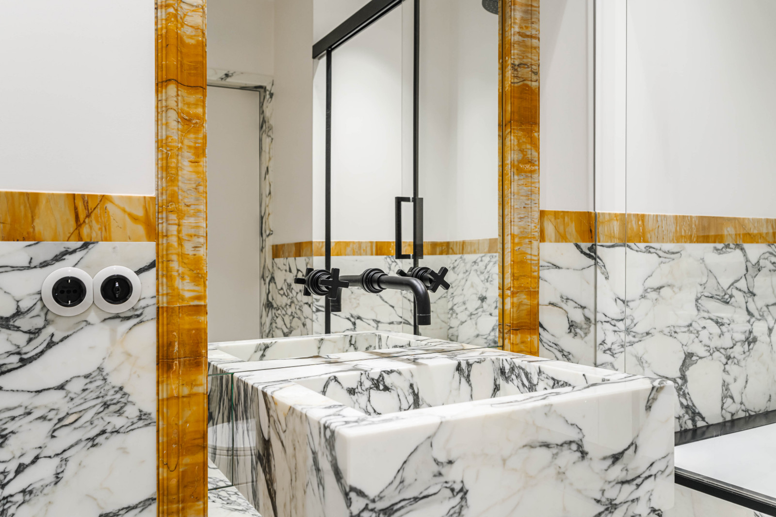 Мраморная студия в снежный день