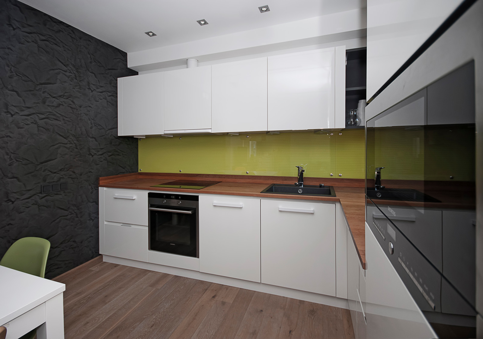 Кухня с тиковой столешницей