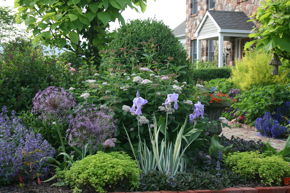 Inspiration for a farmhouse landscaping in Philadelphia.