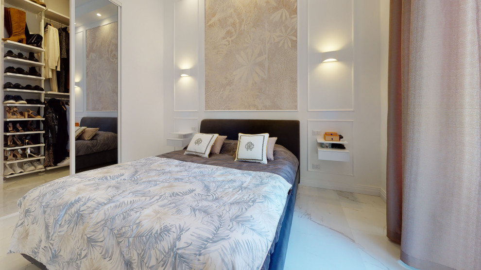 ミラノにある小さなモダンスタイルのおしゃれな主寝室 (白い壁、磁器タイルの床、白い床、折り上げ天井、羽目板の壁)