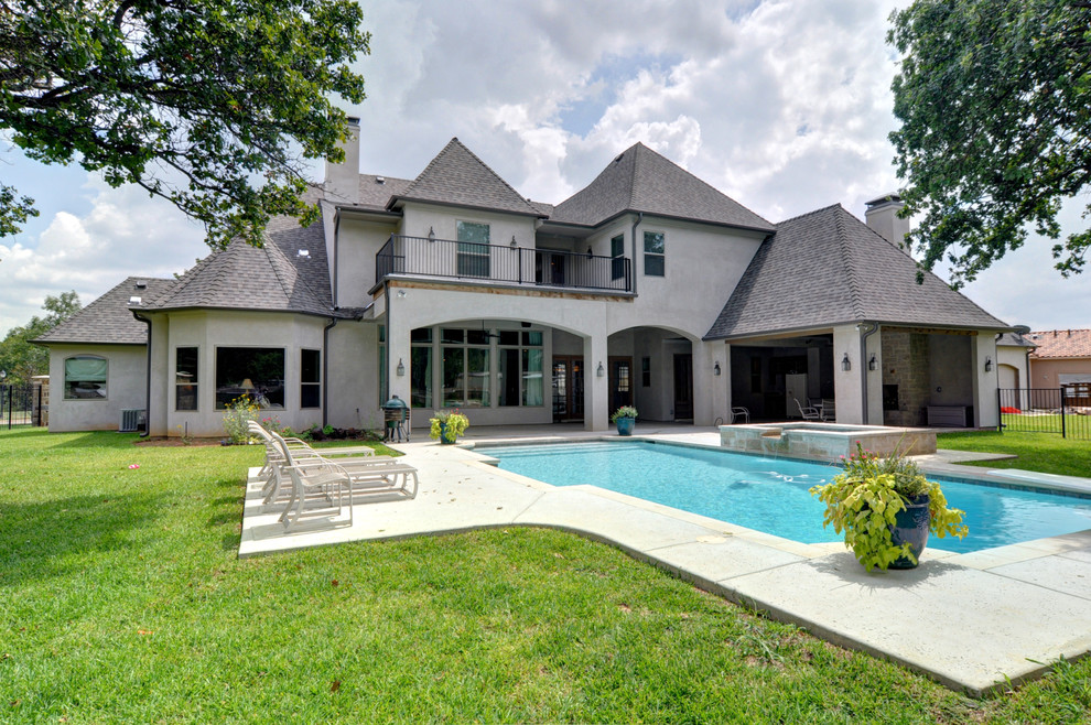Transitional home design photo in Dallas